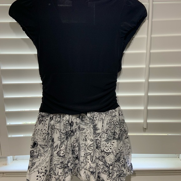 Classic Beautiful Dress - Picture 3 of 3